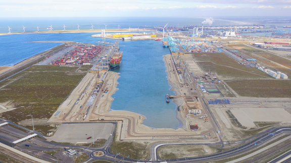 Port of Rotterdam Authority and APM Terminals sign the agreement